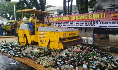 Aparat kepolisian melakukan pemusnahan ribuan botol minuman keras (miras) dan ratusan petasan di Taman Kota Tasikmalaya menjelang malam tahun baru, Kamis (31/12) sore. Pemusnahan miras dan petasan itu merupakan langkah antisipasi adanya perayaan malam tahun baru di Kota Tasikmalaya.