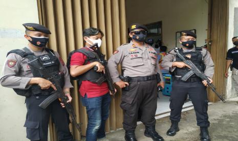 Aparat kepolisian melakukan pengamanan vaksin di gudang milik Dinas Kesehatan Kota Tasikmalaya, Rabu (27/1).