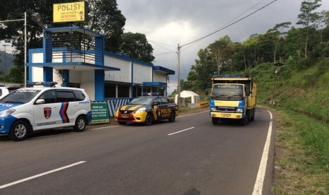 Aparat kepolisian memantau kesiapan Jalan Raya Gentong, Kabupaten Tasikmalaya, jelang arus mudik Lebaran, Jumat (10/5).