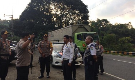 Aparat kepolisian memantau kesiapan Jalan Raya Gentong, Kabupaten Tasikmalaya, jelang arus mudik Lebaran, Jumat (10/5).