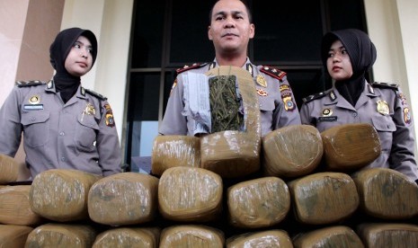 Aparat kepolisian memperlihatkan puluhan bal ganja kering siap edar yang berhasil diamankan di Mapolres Lhokseumawe, Provinsi Aceh. Selasa (26/5).