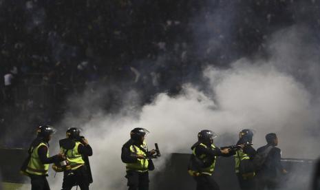 Aparat kepolisian menembakan gas air mata saat bentrokan terjadi di Stadion Kanjuruhan, Malang, Jawa Timur.