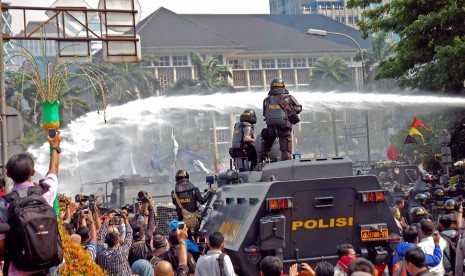 Aparat kepolisian menembakan 