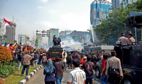 Aparat kepolisian menembakan 