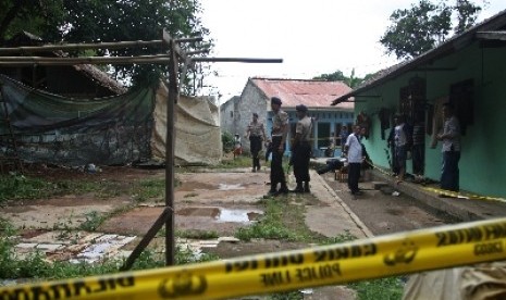 Aparat kepolisian mengamankan lokasi penembakan di Ciputat, Tangerang Selatan, Rabu (1/1). 