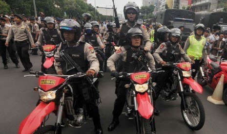 Aparat kepolisian mengamankan sidang John Kei di Pengadilan Negeri Jakarta Pusat, Selasa (4/12).