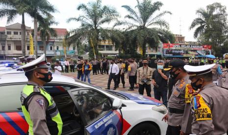 Aparat kepolisian menggelar apel gelar pasukan jelang Hari Raya Iduladha di Polresta Tasikmalaya, Rabu (29/7). 