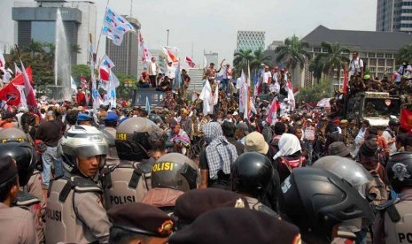 Aparat Kepolisian menghadang demonstran pendukung Prabowo Subianto-Hatta Rajasa di Jalan Medan Merdeka Barat, Jakarta Pusat, Kamis (21/8). 