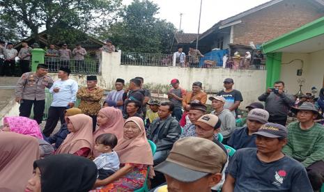 Aparat kepolisian menyerahkan batuan berupa bahan material untuk perbaikan masjid yang terbakar di Kampung Nagrog, Desa Lembang, Kecamatan Leles, Kabupaten Garut, Jumat (27/1/2023). Masjid itu sebelumnya dilaporkan mengalami kebakaran akibat perbuatan ODGJ pada Ahad (22/1/2023). 