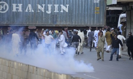 Aparat kepolisian Pakistan melepaskan tembakan gas air mata ke arah demonstran di Rawalpindi, Pakistan, 28 October 2016. 