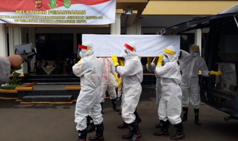 Aparat kepolisian Polres Sukabumi Kota melakukan simulasi penanganam jenazah Covid-19 di halaman Mapolres Sukabumi Kota, Senin (20/4).