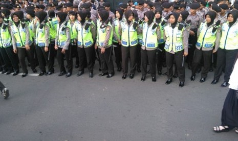 Aparat kepolisian bersiaga dalam pengamanan sidang kasus penistaan agama dengan terdakwa Basuki Tjahaja Purnama (Ahok) di eks PN Jakarta Pusat, Jakarta, Selasa (20/12). 