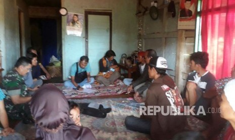 Aparat kepolisian tengah mendata nama-nama korban ledakan gedung petasan di Tangerang, Jumat (27/10). Sebanyak 13 orang warga Cililin menjadi korban dalam ledakan yang terjadi kemarin.