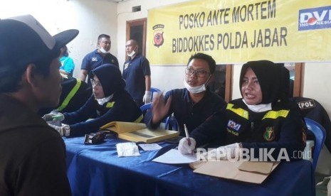 Aparat kepolisian tengah mendata nama-nama korban ledakan gedung petasan di Tangerang, Jumat (27/10). Sebanyak 13 orang warga Cililin menjadi korban dalam ledakan yang terjadi kemarin.