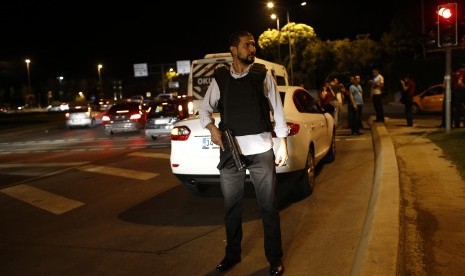 Aparat kepolisian Turki memblokade jalan setelah terjadi aksi serangan bom bunuh diri di Bandara Ataturk, Istanbul, Turki, pada Selasa (28/6).