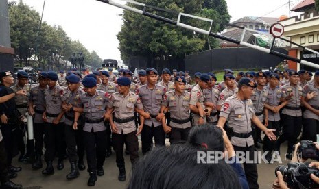 Aparat melakukan pengamanan Mako Brimob Kelapa Dua dari massa pendukung Ahok, Kamis (11/5). 