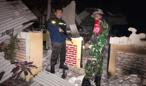 Aparat melakukan pengecekan ke sebuah bangunan milik seorang ustaz di Kecamatan Cilawu, Kabupaten Garut, yang dibakar massa pada Senin (5/4)