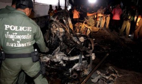 Aparat memeriksa bekas ledakan bom mobil di belakang Hotel CS, Pattani, Thailand Selatan.