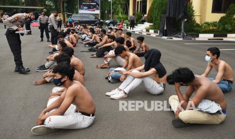 Pelajar di Pontianak Diminta tidak Ikut Demo. Aparat Polda Banten mendata puluhan pelajar yang terjaring saat akan menuju Jakarta untuk mengikuti aksi unjuk rasa menolak UU Cipta Kerja di halaman Mapolda Banten di Serang, Kamis (8/10/2020). Polisi mengamankan 59 pelajar asal Serang di Terminal Pakupatan saat mereka akan menumpang bus tujuan Jakarta untuk mengikuti aksi demo di Gedung DPR setelah mendapat ajakan melalui media sosial. Ilustrasi