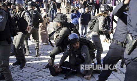 Aparat polisi Israel mengamankan warga Palestina di 'Gerbang Damaskus' Kompleks Al Aqsa di Kota Tua Yerusalem, Palestina, Jumat (8/12)