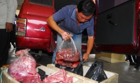 Aparat Polres Jakarta Utara mengamankan daging celeng.