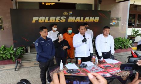 Aparat Polres Malang merilis penangkapan pelaku teror pelemparan bom ikan (bondet) ke rumah seorang petugas keamanan Lembaga Pemasyarakatan (Lapas) Kelas 1 Lowokwaru Malang di Mapolres Malang, Senin (12/12/2022). 