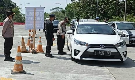 Kabag Ops Korlantas Polri Kombes Rudi Antariksawan mengatakan kendaraan sektor kritikal dan esensial tetap bisa melalui jalan tol. Jalan tol ditutup selama masa Pemberlakuan Pembatasan Kegiatan Masyarakat (PPKM) pada libur Hari Raya Idul Adha. (Foto ilustrasi: Penyekatan di jalan tol)