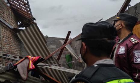 Tiga Rumah di Garut Rusak Akibat Hujan dan Tertimpa Pohon