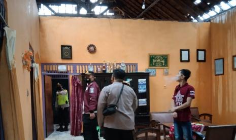 Aparat Polsek Bandungan melakukan pengecekan rumah warga yang rusak akibat hujan deras dan angin ribut yang terjadi di wilayah Desa pakopen, Kecamatan Bandungan, kabupaten Semarang, Senin (27/12) siang.