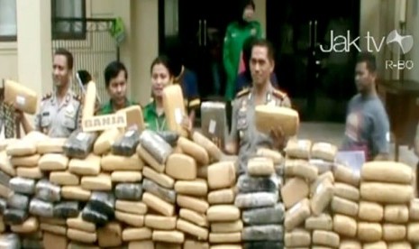 Aparat satuan narkoba Polresta Depok, Jawa Barat berhasil menangkap tiga orang tersangka jaringan pengedar narkotika jenis ganja. Dari tangan para tersangka polisi mengamankan 316 kilo gram ganja.