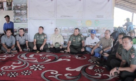 Aparat TNI dan Kementan berkomunikasi dengan masyarakat setempat untuk realisasi program serasi