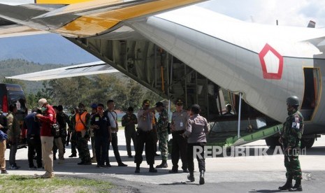 Aparat TNI dan Polri mengawal proses pemberangkatan keluarga korban untuk diterbangkan ke Timika di Wamena, Papua, Kamis (6/12/2018).