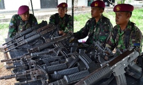 Aparat TNI ikut berjaga-jaga di desa Kusuma Dadi