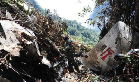 Aparat TNI melakukan proses pencarian korban diantara serpihan puing pesawat Sukhoi Superjet 100 yang ditemukan di Puncak Salak 1, Gunung Salak, Bogor, Jawa Barat, Sabtu (11/5). 