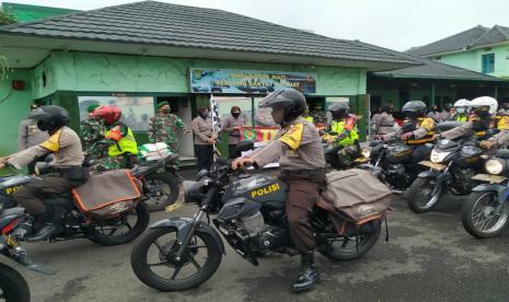 Aparat TNI/Polri menyiapkan bantuan yang akan didistribusikan ke warga terdampak Covid-19 di Tasikmalaya, Selasa (19/5). Bantuan itu akan langsung diantarkan aparat Babinsa dan Bhabinkamtinbas ke rumah warga yang terdata agar tidak menimbulkan kerumunan.