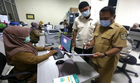 Aparatur Sipil Negara (ASN) Sekretariat DPRK Banda Aceh memeriksa pekerjaan pada hari pertama masuk kerja di Banda Aceh, Aceh, Senin (9/5/2022). ASN kembali beraktivitas setelah libur Idul Fitri 1443 Hijriah.