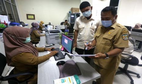 Aparatur Sipil Negara (ASN) Sekretariat DPRK Banda Aceh memeriksa pekerjaan pada hari pertama masuk kerja di Banda Aceh.