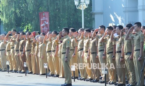 (Ilustrasi) Aparatur sipil negara (ASN) Setda Provinsi Jawa Barat melakukan apel pagi pada hari pertama masuk kerja setelah libur Lebaran di halaman Gedung Sate, Kota Bandung, Senin (10/6).