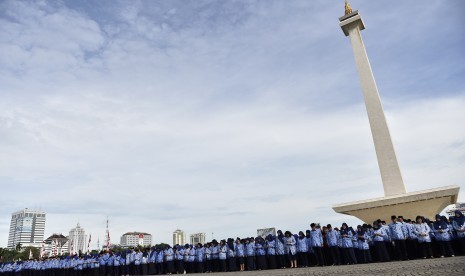 Aparatur sipil negara mengikuti upacara peringatan HUT ke-46 Korps Pegawai Republik Indonesia (Korpri), di Monas, Jakarta, Rabu (29/11).