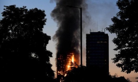 Apartemen Grenfell Tower di London, Inggris, terbakar.