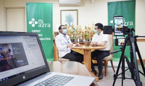 Apasih ortodonti itu, Pertanyaan pertama yang dilontarkan saat Health Talk tentang “Seputar Ortodonti dan Perawatannya Selama Pandemi” dan dijawab langsung oleh dr. Andi Herdiana selaku narasumber dan dokter spesialis ortodonti di RS Azra. “Ortodonti merupakan satu dari tujuh spesialis dokter gigi. Secara detail ortodonti adalah ilmu yang memperlajari susunan mulut dan gigi serta hubungan dengan rahang dan juga wajah secara keseluruhan.”