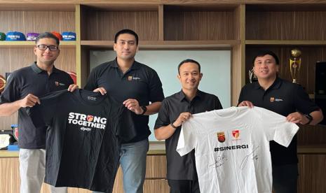 Ketua APBASPI Christian Ronaldo Sitepu (kedua kiri) dan wakilnya Mario Gerungan (kanan) telah mengadakan pertemuan dengan Direktur Utama IBL Junas Miradiarsyah (kedua kanan).