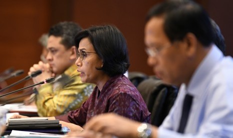 APBN 2019: Menteri Keuangan Sri Mulyani (tengah) didampingi Dirjen Pajak Robert Pakpahan (kanan) dan Dirjen Pengelolaan Pembiayaan dan Risiko Luky Alfirman (kiri) menyampaikan realisasi Anggaran Pendapatan dan Belanja Negara (APBN) 2019 di Kementerian Keuangan, Jakarta, Rabu (20/2/2019). 