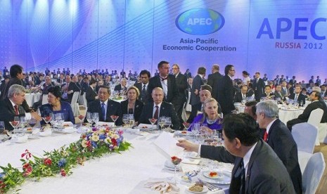 APEC leader attend official dinner in Vladivostok, Russia, on Sunday.  