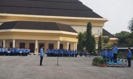 Apel Aparatur Sipil Negara (ASN) Pemerintah Provinsi Banten dalam rangka memperingati hari kesadaran nasional, hari olahraga nasional dan hari statistik nasional di Kawasan Pusat Pemerintahan Provinsi Banten, Serang, Banten, Selasa (17/9). 