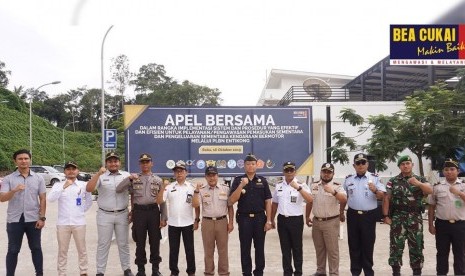 Apel dan rapat mengenai  sistem dan prosedur (sisdur) baru untuk pelayanan/pengawasan pemasukan sementara dan pengeluaran sementara kendaraan bermotor melalui pos lintas batas negara (PLBN) Entikong. 