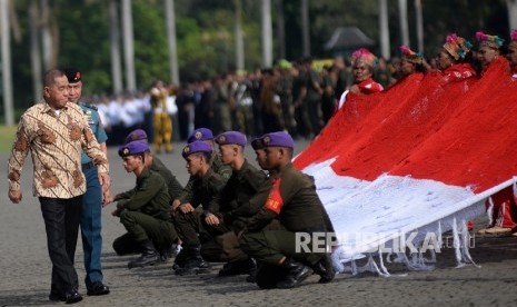 Apel Gelar Nasional Bela Negara 2016: Menteri Pertahanan RI Ryamizard Ryacudu menjadi inspektur upacara saat Apel Gelar Nasional Bela Negara di Halaman Monumen Nasional (Monas), Jakarta Pusat, Selasa (23/8).. 