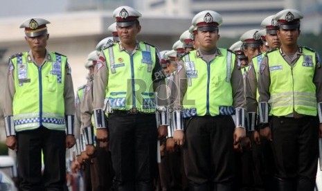   Apel gelar pasukan Operasi Ketupat 2013 di Lapangan Silang Monas, Selasa (30/7).  (Republika/ Yasin Habibi)