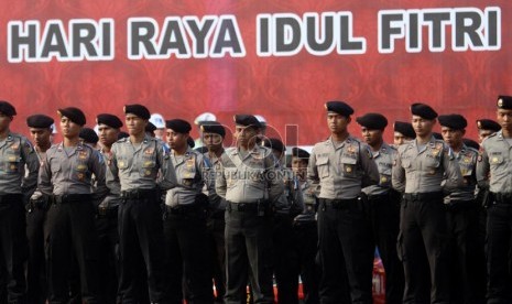   Apel gelar pasukan Operasi Ketupat 2013 di Lapangan Silang Monas, Selasa (30/7).  (Republika/ Yasin Habibi)