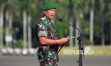 Apel Gelar Pasukan Pengamanan KTT WEIF: Pangdam Jaya Mayjen TNI Teddy Lhaksmana berpidato saat Apel Gelar Pasukan di Halaman Monumen Nasional (Monas), Jakarta, Kamis (28/7).